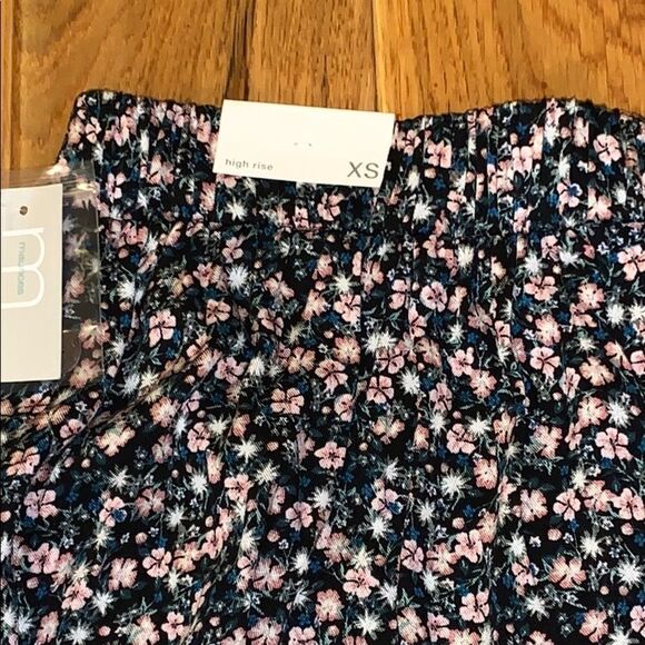 NWT Dark Floral button down mini skirt. Size XS - Picture 6 of 9